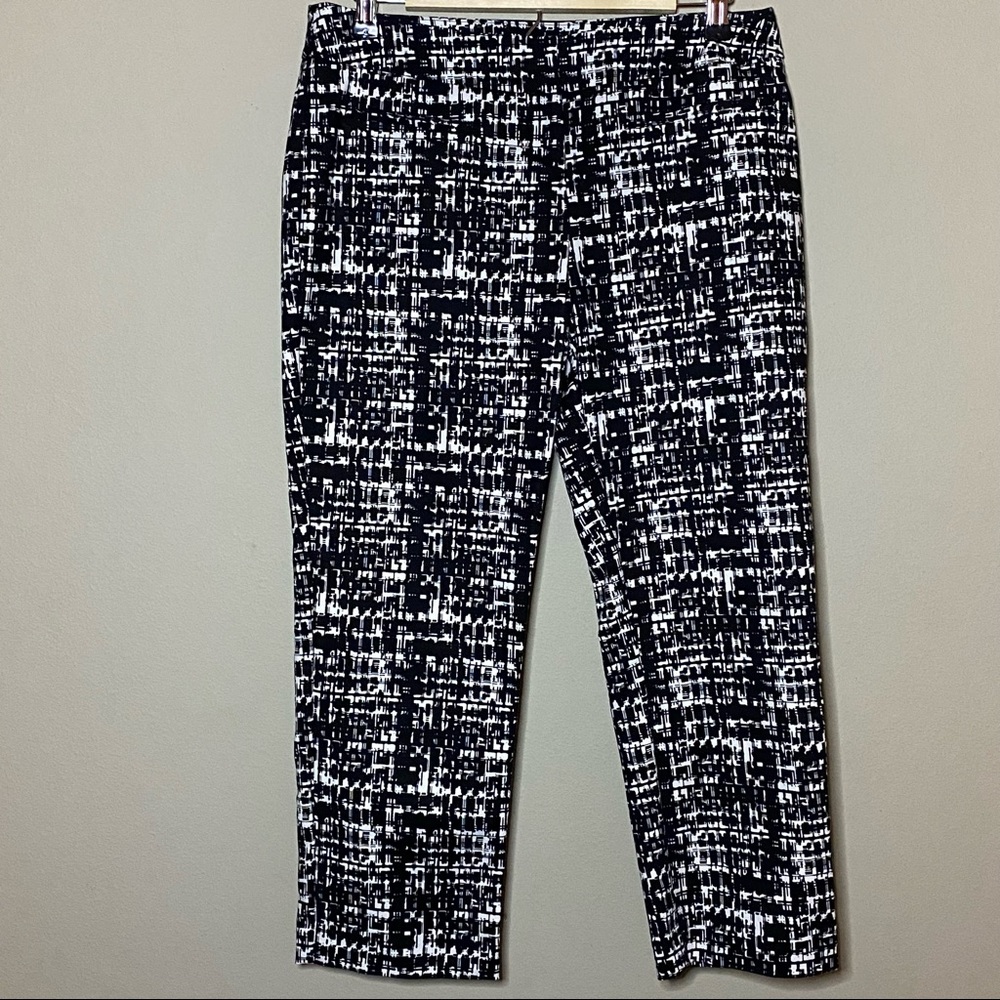 Apt 9 Flat Front Capri Pants Women Size 6 Black White Geometric Casual